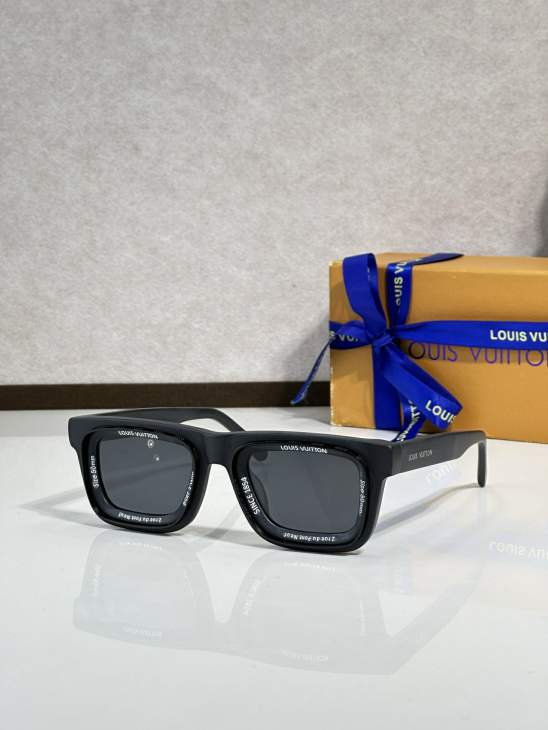 Picture of Louis Vuitton Sunglasses _SKUfw77797361fw